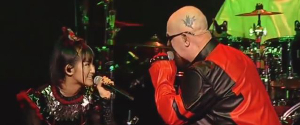 Rob Halford y Babymetal actúan juntos en los AP Music Awards