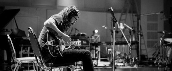 Dave Grohl presenta su experimento en solitario: 'Play'